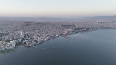 Alsancak 'ın muhteşem bir sabah manzarası, İzmir. Günaydın İzmir, Hindi. Hava görüntüsü.