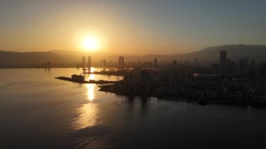 Alsancak 'ın muhteşem bir sabah manzarası, İzmir. Günaydın İzmir, Hindi. Hava görüntüsü.