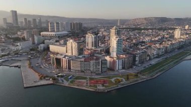 Alsancak 'ın muhteşem bir sabah manzarası, İzmir. Günaydın İzmir, Hindi. Hava görüntüsü.