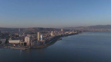 Alsancak 'ın muhteşem bir sabah manzarası, İzmir. Günaydın İzmir, Hindi. Hava görüntüsü.