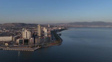 Alsancak 'ın muhteşem bir sabah manzarası, İzmir. Günaydın İzmir, Hindi. Hava görüntüsü.