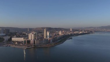 Alsancak 'ın muhteşem bir sabah manzarası, İzmir. Günaydın İzmir, Hindi. Hava görüntüsü.