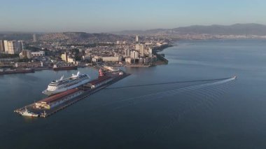 Alsancak 'ın muhteşem bir sabah manzarası, İzmir. Günaydın İzmir, Hindi. Hava görüntüsü.