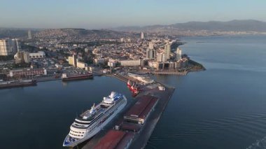 Alsancak 'ın muhteşem bir sabah manzarası, İzmir. Günaydın İzmir, Hindi. Hava görüntüsü.