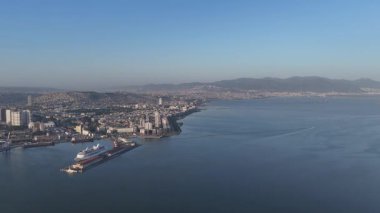 Alsancak 'ın muhteşem bir sabah manzarası, İzmir. Günaydın İzmir, Hindi. Hava görüntüsü.