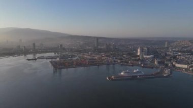 Alsancak 'ın muhteşem bir sabah manzarası, İzmir. Günaydın İzmir, Hindi. Hava görüntüsü.