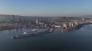 Alsancak 'ın muhteşem bir sabah manzarası, İzmir. Günaydın İzmir, Hindi. Hava görüntüsü.
