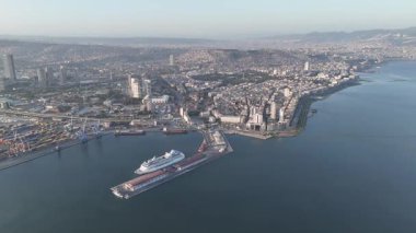 Alsancak 'ın muhteşem bir sabah manzarası, İzmir. Günaydın İzmir, Hindi. Hava görüntüsü.