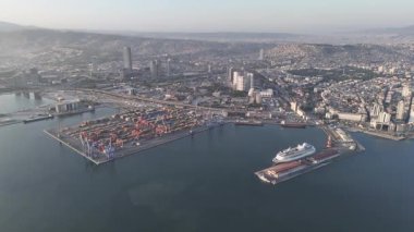 Alsancak 'ın muhteşem bir sabah manzarası, İzmir. Günaydın İzmir, Hindi. Hava görüntüsü.