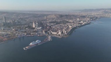 Alsancak 'ın muhteşem bir sabah manzarası, İzmir. Günaydın İzmir, Hindi. Hava görüntüsü.