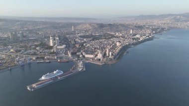 Alsancak 'ın muhteşem bir sabah manzarası, İzmir. Günaydın İzmir, Hindi. Hava görüntüsü.