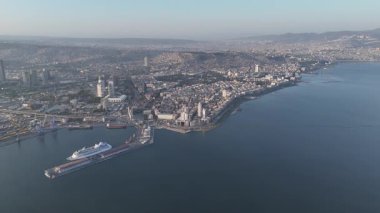Alsancak 'ın muhteşem bir sabah manzarası, İzmir. Günaydın İzmir, Hindi. Hava görüntüsü.