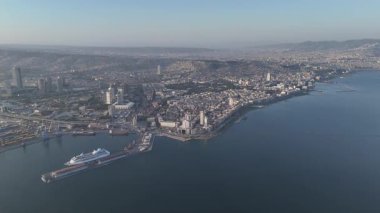 Alsancak 'ın muhteşem bir sabah manzarası, İzmir. Günaydın İzmir, Hindi. Hava görüntüsü.