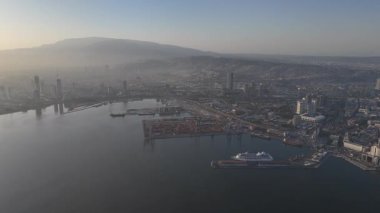 Alsancak 'ın muhteşem bir sabah manzarası, İzmir. Günaydın İzmir, Hindi. Hava görüntüsü.
