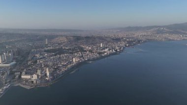 Alsancak 'ın muhteşem bir sabah manzarası, İzmir. Günaydın İzmir, Hindi. Hava görüntüsü.
