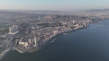 Alsancak 'ın muhteşem bir sabah manzarası, İzmir. Günaydın İzmir, Hindi. Hava görüntüsü.