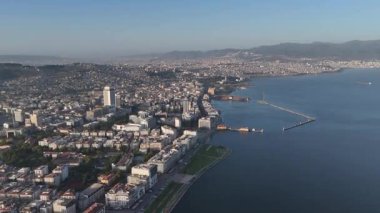 Alsancak 'ın muhteşem bir sabah manzarası, İzmir. Günaydın İzmir, Hindi. Hava görüntüsü.
