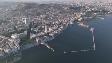 Alsancak 'ın muhteşem bir sabah manzarası, İzmir. Günaydın İzmir, Hindi. Hava görüntüsü.