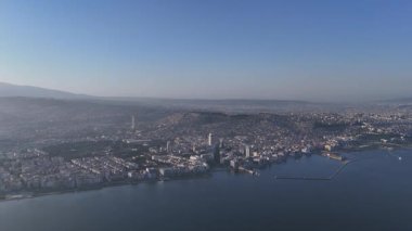 Alsancak 'ın muhteşem bir sabah manzarası, İzmir. Günaydın İzmir, Hindi. Hava görüntüsü.