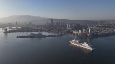 Alsancak 'ın muhteşem bir sabah manzarası, İzmir. Günaydın İzmir, Hindi. Hava görüntüsü.