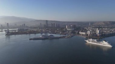 Alsancak 'ın muhteşem bir sabah manzarası, İzmir. Günaydın İzmir, Hindi. Hava görüntüsü.
