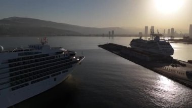 Alsancak 'ın muhteşem bir sabah manzarası, İzmir. Günaydın İzmir, Hindi. Hava görüntüsü.
