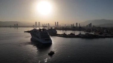 Alsancak 'ın muhteşem bir sabah manzarası, İzmir. Günaydın İzmir, Hindi. Hava görüntüsü.