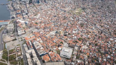İzmir Saat Kulesi havadan panoramik görüntü. İzmir 'in Konak Meydanı' nda bulunan tarihi bir saat kulesidir..