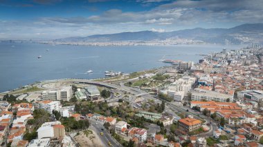 İzmir Saat Kulesi havadan panoramik görüntü. İzmir 'in Konak Meydanı' nda bulunan tarihi bir saat kulesidir..