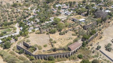 Aydın 'ın Kocarli ilçesindeki Antik Cincin Şatosu ve Köy Manzarası