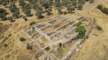Türkiye 'nin Aydın kentinde dağları ve zeytin ağaçlarıyla antik Tralleis kalıntıları