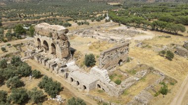 Türkiye 'nin Aydın kentinde dağları ve zeytin ağaçlarıyla antik Tralleis kalıntıları