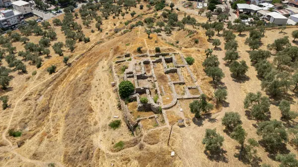 Türkiye 'nin Aydın kentinde dağları ve zeytin ağaçlarıyla antik Tralleis kalıntıları