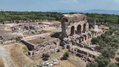Türkiye 'nin Aydın kentinde dağları ve zeytin ağaçlarıyla antik Tralleis kalıntıları