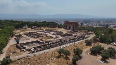 Türkiye 'nin Aydın kentinde dağları ve zeytin ağaçlarıyla antik Tralleis kalıntıları
