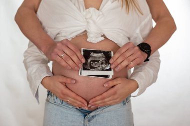 Mutlu hamile kadın, anne ve baba, ikinci üç aylık, yeni doğan, beklenti