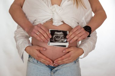 Mutlu hamile kadın, anne ve baba, ikinci üç aylık, yeni doğan, beklenti