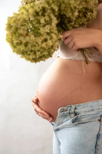 Mutlu hamile kadın, anne ve baba, ikinci üç aylık, yeni doğan, beklenti