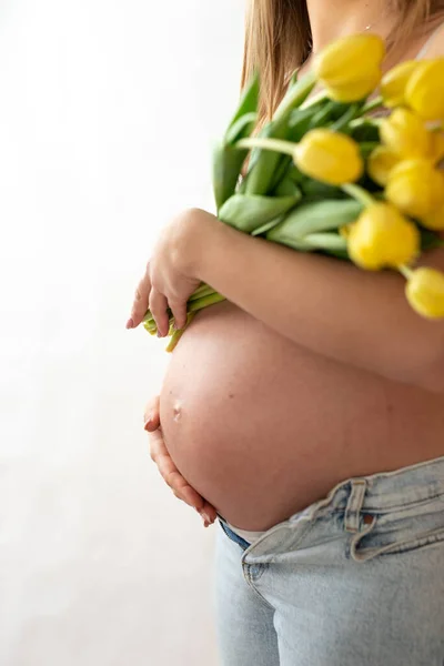 Mutlu hamile kadın, anne ve baba, ikinci üç aylık, yeni doğan, beklenti