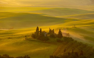 Toskana 'da sabah, sis, Gladyatör yolu, vadi, tepeler, selvi, yeşillik, çimen, gün doğumu
