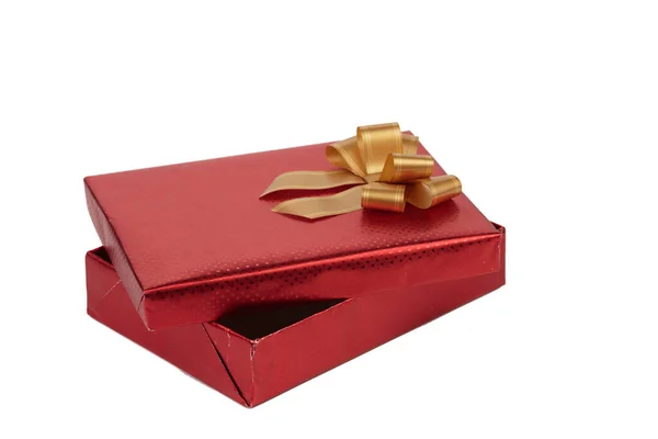 红色礼品盒 金丝带弓形 被白色的背景隔离了四 后续行动 — 图库照片
