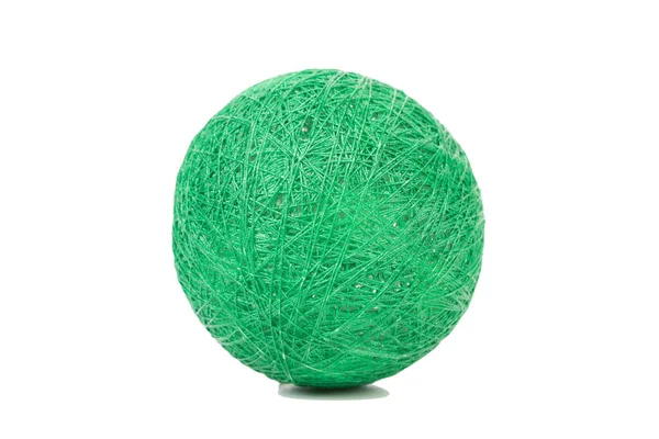 Мяч Рождественской Елки Зеленых Нитей Изолированный Белом Фоне Крупный План — стоковое фото