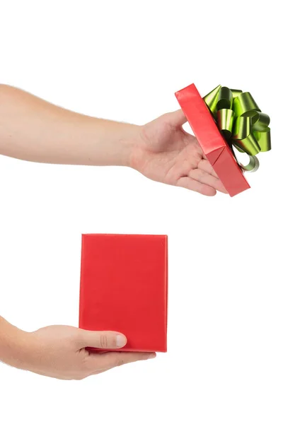 Eine Hand Hält Eine Rote Geschenkschachtel Mit Grüner Schleife Vereinzelt — Stockfoto