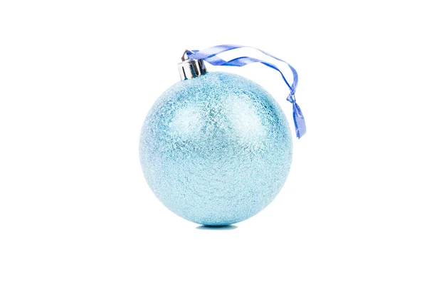 Bola Natal Azul Numa Fita Azul Isolado Sobre Fundo Branco — Fotografia de Stock