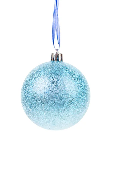 Blaue Weihnachtskugel Auf Blauem Band Vereinzelt Auf Weißem Hintergrund Nahaufnahme — Stockfoto