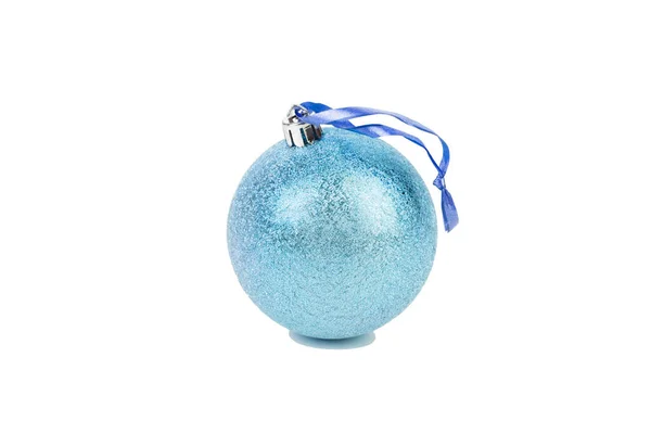 Boule Noël Bleue Sur Ruban Bleu Isolé Sur Fond Blanc — Photo