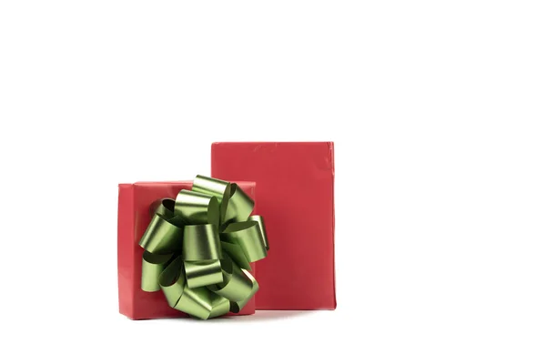 红色礼品盒 金丝带弓形 被白色的背景隔离了四 后续行动 — 图库照片