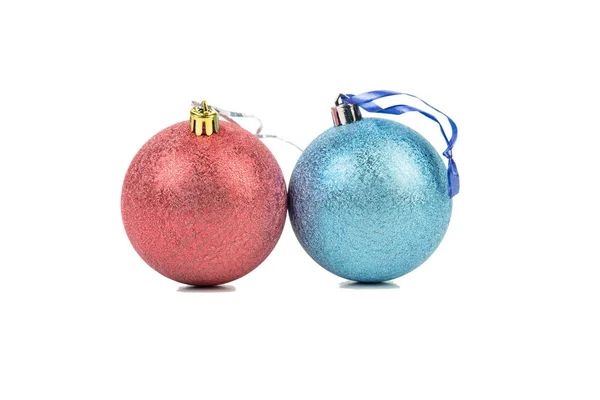 Duas Bolas Natal Uma Fita Azul Dourada Isolado Sobre Fundo — Fotografia de Stock
