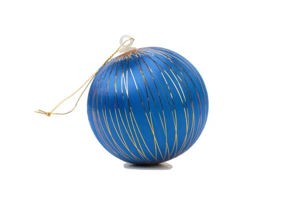 Mörkblå Julboll Med Gyllene Snören Isolerad Över Vit Bakgrund Närbild — Stockfoto