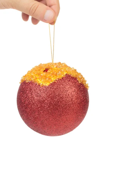 Elinde Altın Boncuklar Kırmızı Elmaslarla Kırmızı Bir Noel Topu Tutuyor — Stok fotoğraf